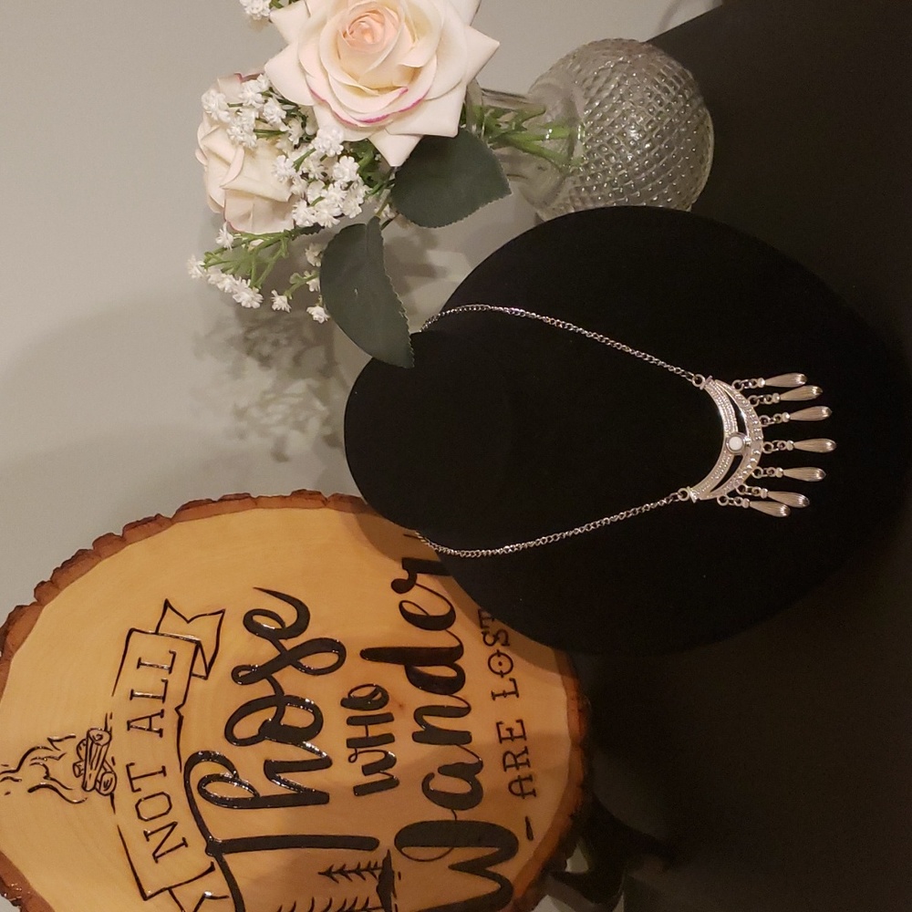 Gorgeous 😍 Silver tone necklace